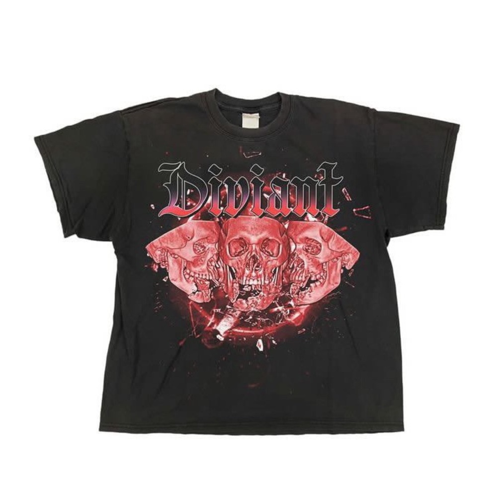 Oversized DIVIANT tee.